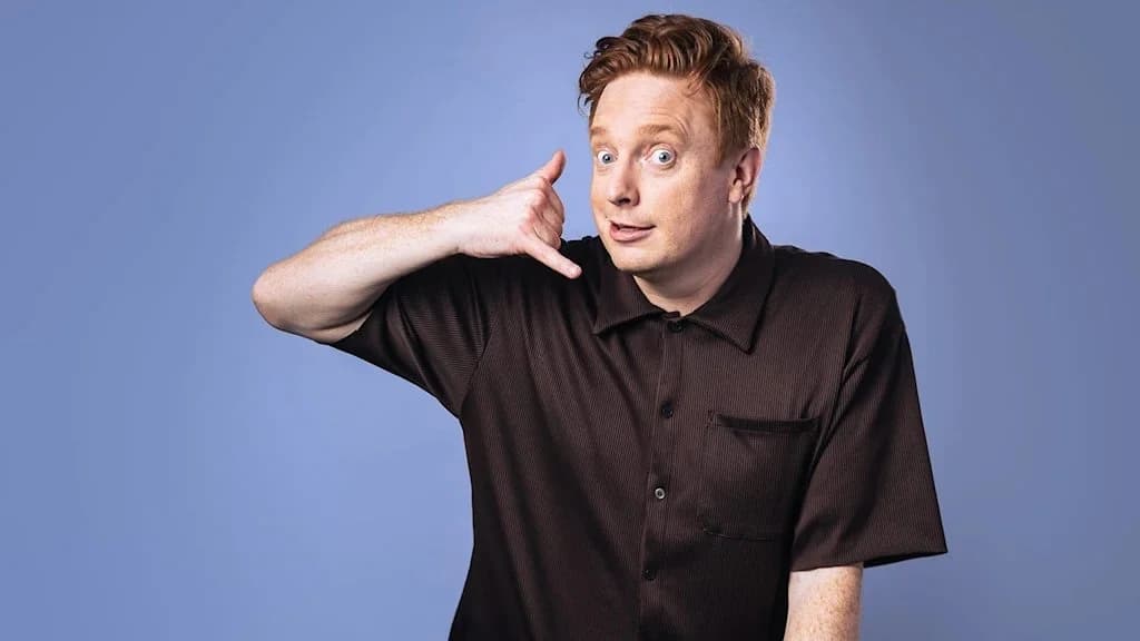 Markus Granseth gör en ring-mig-gest, pressbild för Barnmorgon i Sveriges Radio P4