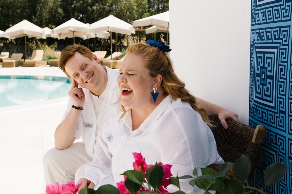 Markus Granseth och Linnea Wikblad skrattar vid poolen, Hotell Romantik 2026